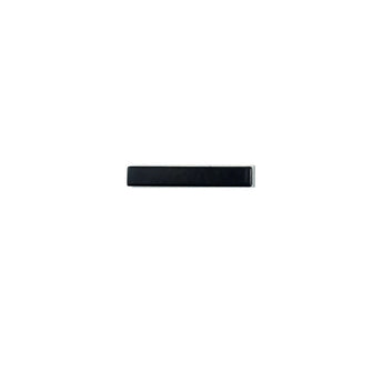 Une seule petite barre rectangulaire noire centrée sur un fond blanc, reflétant le design minimaliste et élégant du numéro de maison Amato Black 15 cm de yessential.fr.
