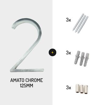 La maison numéro 2 Amato Chrome 12,5 cm de yessential.fr contient le matériel d'installation - 3 vis, chevilles et entretoises métalliques - disposés sur un fond blanc. Parfait pour ceux qui recherchent des numéros de maison chromés élégants.