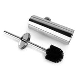 L'ensemble WC Xavo Chrome de yessential.fr se compose d'un support cylindrique en acier inoxydable qui se trouve sur le côté, avec la brosse WC avec une tête de brosse noire sur le devant.