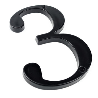 Le Matteo Black 10cm de yessential.fr est un numéro de maison 3 en métal noir en 3D avec deux trous de vis pour le montage, présenté sur un fond blanc.