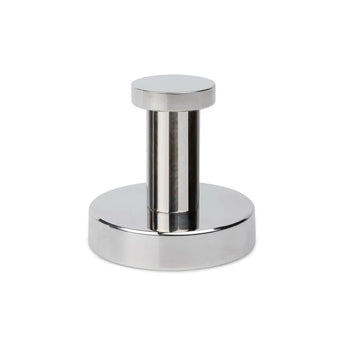 L'ensemble de toilette Cosimo Chrome de yessential.fr a une finition très élégante avec une base ronde et un cylindre rond, conçu pour le café - et un excellent choix pour la collection d'accessoires dans la salle de bain.