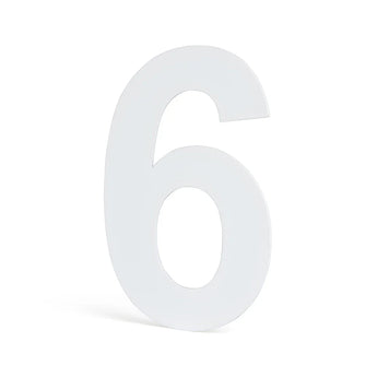 Un grand numéro de maison Adamo White de 15 cm, yessential.fr, numéro six, se dresse debout sur un fond blanc uni.