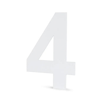 Un grand numéro 4 Adamo White 15 cm de yessential.fr se tient debout sur un fond blanc uni, projetant une légère ombre - idéal comme numéro de maison moderne.