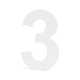 Un grand chiffre trois blanc (Adamo White 15 cm par yessential.fr) se tient debout sur un fond blanc uni.