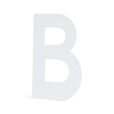 Une grande lettre majuscule blanche B en Adamo White 15 cm de yessential.fr se dresse sur un fond blanc et évoque l'atmosphère d'un numéro de maison élégant.