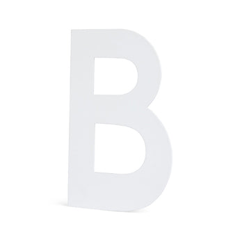 Une grande lettre majuscule blanche B en Adamo White 15 cm de yessential.fr se dresse sur un fond blanc et évoque l'atmosphère d'un numéro de maison élégant.