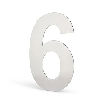 Un chiffre 6 métallique se dresse debout sur un fond blanc, projetant une légère ombre vers la gauche. Le design yessential.fr Animo en acier inoxydable de 15 cm (sans perçage) ajoute une touche moderne à n'importe quelle maison.