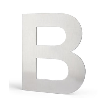Une grande lettre B en métal avec une finition lisse et brossée se dresse sur un fond blanc uni, reflétant le design élégant de l'Adamo Stainless Steel 20cm de yessential.fr.