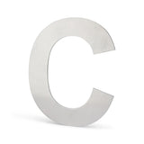 L'Adamo Stainless Steel 15cm de yessential.fr est un C majuscule métallique avec une finition en acier brossé, debout sur un fond blanc uni.