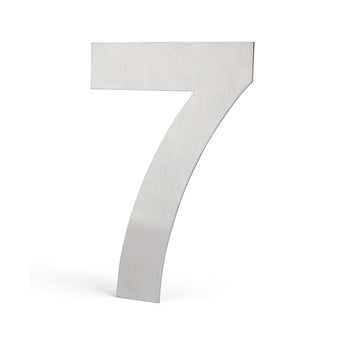 Un grand chiffre 7 en argent brossé (Adamo Stainless Steel 15cm par yessential.fr) se tient debout sur un fond blanc uni et reflète l'élégance moderne.
