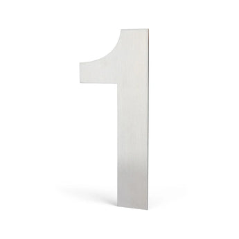 L'Adamo en acier inoxydable 15 cm de yessential.fr est un numéro un métallique élégant et moderne qui se tient debout sur un fond blanc - idéal pour tous ceux qui recherchent des numéros de maison élégants pour améliorer l'extérieur de leur maison.