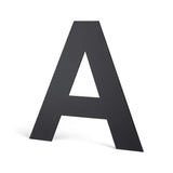 Une grande lettre majuscule noire A - semblable à l'Adamo Black 15cm de yessential.fr - se dresse debout sur un fond blanc uni.