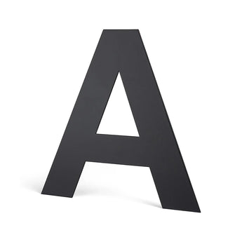Une grande lettre majuscule noire A - semblable à l'Adamo Black 15cm de yessential.fr - se dresse debout sur un fond blanc uni.
