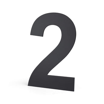 Un grand chiffre 2 sombre se dresse debout sur un fond blanc - semblable au numéro de maison Animo Black 15 cm (sans perçage) de yessential.fr.