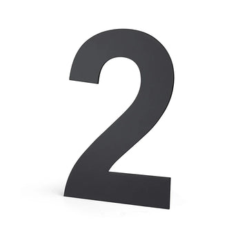 Un grand chiffre 2 noir en trois dimensions de la collection Adamo Black 15 cm de yessential.fr se tient debout sur un fond blanc uni.