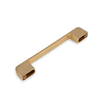 La Ramiro Gold Deluxe de yessential.fr est une poignée rectangulaire en métal doré avec des lignes élégantes et modernes et des trous de montage aux extrémités - parfaite comme poignée d'armoire de cuisine. Représenté sur un fond blanc.