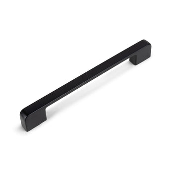 La Ramiro Black Deluxe de yessential.fr est une poignée noire élégante et moderne avec des lignes droites et des coins arrondis - parfaite pour les poignées de tiroir de luxe. Photographié sur un fond blanc.