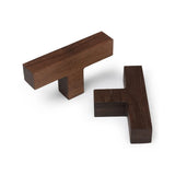 Deux poignées Vigio Walnut Knob de yessential.fr, en forme de lettre T, sont présentées sur fond blanc - une verticale et une posée à plat.