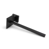 Le porte-rouleau de papier toilette Bellino Black de yessential.fr présente un design moderne et minimaliste avec du métal noir, une base rectangulaire et un bras horizontal droit, représenté sur un fond blanc.