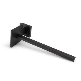 Le porte-rouleau de papier toilette Bellino Black de yessential.fr présente un design moderne et minimaliste avec du métal noir, une base rectangulaire et un bras horizontal droit, représenté sur un fond blanc.