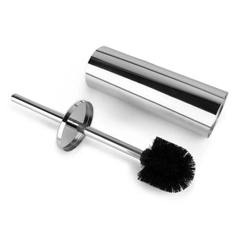 L'ensemble de toilettes Ludo Chrome (sans perçage) de yessential.fr se trouve sur le côté, avec la brosse de toilette assortie à poils noirs placée devant elle, sur un fond blanc.