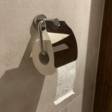 L'ensemble de toilettes chromé Sandro de yessential.fr comprend un support mural fin avec un couvercle brillant, gardant le papier toilette bien rangé et l'extrémité libre face au mur - idéal pour tout ensemble d'accessoires de salle de bains ou de toilettes.