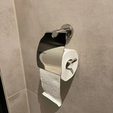 L'ensemble de toilettes Mano Chrome de yessential.fr comprend un support mural chromé avec un couvercle en métal brillant - un ajout élégant à vos accessoires de salle de bain.
