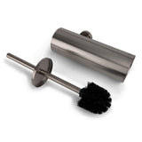 L'ensemble de toilettes Romano Gunmetal de yessential.fr comprend une brosse de toilette en acier inoxydable avec une tête de brosse noire et un manche en métal dans un support cylindrique élégant - un ajout élégant à vos accessoires de salle de bain.