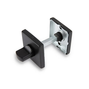 La serrure WC Vano Black de yessential.fr est représentée sur fond blanc. Un côté montre le bouton du pouce, tandis que l'autre côté montre la plaque arrière, la tige métallique et le matériel de montage.