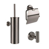 L'ensemble WC Sandro Gunmetal de yessential.fr se compose d'une brosse WC avec support mural, d'un porte-papier toilette avec couvercle et d'un crochet mural simple - des accessoires élégants parfaits pour une salle de bain moderne.