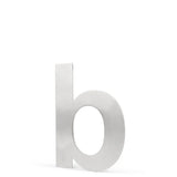 Une lettre minuscule métallique b, de 15 cm de haut, se dresse sur un fond blanc avec une finition argent brossé, reflétant le style moderne et élégant de l'Adamo Stainless Steel 15 cm de yessential.fr.