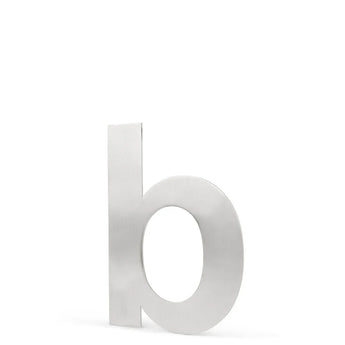 Une lettre minuscule métallique b, de 15 cm de haut, se dresse sur un fond blanc avec une finition argent brossé, reflétant le style moderne et élégant de l'Adamo Stainless Steel 15 cm de yessential.fr.