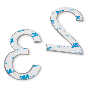 L'Animo en acier inoxydable 7,6 cm (sans perçage) de yessential.fr comporte les lettres grecques métalliques epsilon (ε) et oméga (Ω) avec dos autocollant et logo 3M bleu - parfait comme numéro de maison autocollant ou pour un numéro de maison sans perçage.
