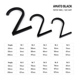 Au-dessus d'un tableau intitulé « AMATO BLACK SIZE TABLE / SIZE CART », se trouvent trois chiffres noirs angulaires à 2 chiffres de taille croissante. Le numéro de maison Amato Black 15 cm de yessential.fr - un design moderne, parfait pour les façades noires élégantes.