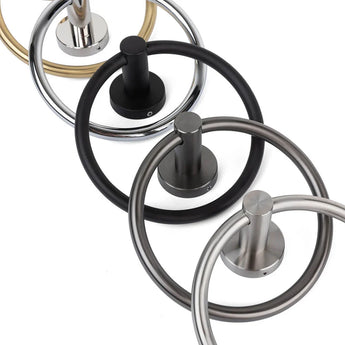 L'anneau porte-serviettes Elarbo Gold de yessential.fr, présenté avec des modèles en noir, argent mat et chrome, possède une base cylindrique moderne. Les quatre accessoires de salle de bain sont disposés en diagonale sur un fond blanc pour un affichage élégant.