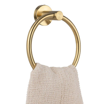 L'anneau porte-serviettes Elarbo Gold de yessential.fr est fixé au mur et peut contenir une serviette texturée blanc cassé comme accessoire de salle de bain élégant.