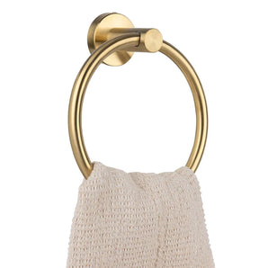 L'anneau porte-serviettes Elarbo Gold de yessential.fr est fixé au mur et peut contenir une serviette texturée blanc cassé comme accessoire de salle de bain élégant.