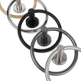 Quatre anneaux porte-serviettes Elarbo et acier inoxydable de yessential.fr et or, noir, nickel brossé et chrome sont présentés en diagonale sur fond blanc, mettant et valorisant leur design autour du moderne.