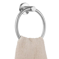 Les élégantes porte-serviettes sont équipées d'acier inoxydable yessential.fr, et en argent, elles sont fixées au mur et présentent une serviette avec une structure beige - un accessoire pour la salle de bain élégant pour les espaces modernes.
