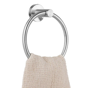 Les élégantes porte-serviettes sont équipées d'acier inoxydable yessential.fr, et en argent, elles sont fixées au mur et présentent une serviette avec une structure beige - un accessoire pour la salle de bain élégant pour les espaces modernes.