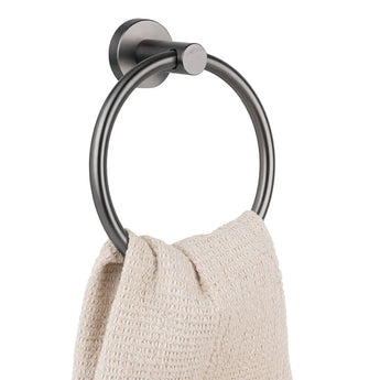 L'anneau porte-serviettes mural Elarbo Gunmetal de yessential.fr comprend un anneau porte-serviettes texturé blanc cassé - un accessoire de salle de bain élégant pour n'importe quel espace.