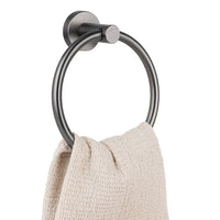 L'anneau porte-serviettes mural Elarbo Gunmetal de yessential.fr comprend un anneau porte-serviettes texturé blanc cassé - un accessoire de salle de bain élégant pour n'importe quel espace.