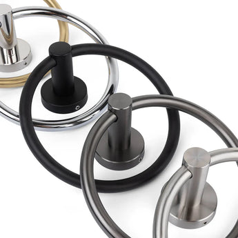Les élégantes porte-serviettes Elarbo Gunmetal de yessential.fr sont présentées parmi des variantes en chrome, noir mat, nickel brossé et ou sur fond blanc, mettant en valeur son design rond moderne et son support mural en métal élégant comme accessoire de salle de bain élégant.