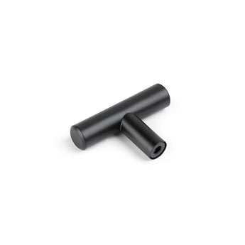 Le bouton noir Remo de yessential.fr est une poignée en métal noir en forme de T avec un trou de vis hexagonal, illustré sur fond blanc. Idéal comme accent noir mat pour les armoires ou tiroirs modernes.