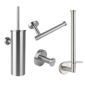 L'ensemble de toilettes Cosimo en acier inoxydable de yessential.fr contient quatre articles en acier inoxydable : un porte-brosse de toilette, un porte-papier toilette mural, un crochet pour peignoir et un support de rangement vertical, le tout représenté sur un fond blanc.