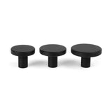 Trois boutons de meuble Marizo Black de yessential.fr de différentes tailles se dressent sur un fond blanc et présentent un design minimaliste avec des dessus plats, des fonds cylindriques et une finition mate.