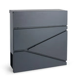 La Sergio Anthracite de yessential.fr est une boîte aux lettres murale moderne au design épuré et minimaliste. La forme angulaire et les rainures audacieuses sur le panneau avant créent un look contemporain pour n'importe quelle maison.