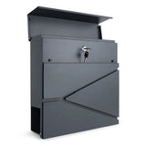 La Sergio Anthracite de yessential.fr est une boîte aux lettres anthracite moderne avec un design géométrique, une fixation murale, un panneau avant verrouillable avec clé et un couvercle supérieur pour une collecte facile du courrier.