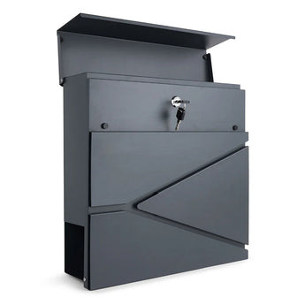 La Sergio Anthracite de yessential.fr est une boîte aux lettres anthracite moderne avec un design géométrique, une fixation murale, un panneau avant verrouillable avec clé et un couvercle supérieur pour une collecte facile du courrier.