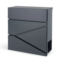 Le Sergio Anthracite de yessential.fr est une armoire de rangement moderne en métal anthracite mat, avec des panneaux avant géométriques, des lignes épurées et un compartiment ouvert en bas à droite pour un look élégant et contemporain.